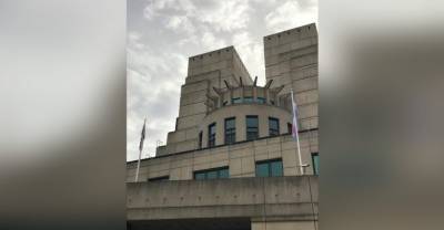 Британская спецслужба MI6 вывесила флаг трансгендеров над своей штаб-квартирой