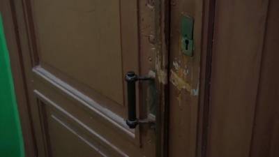 В Тосненском районе соседи задержали мужчину с женщиной, которые вскрыли дверь дома