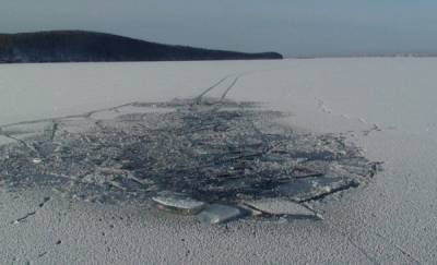 На Ямале семья провалилась под лед и погибла