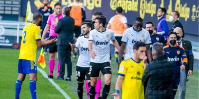 Игроки Валенсии покинули поле в знак протеста против расизма — видео
