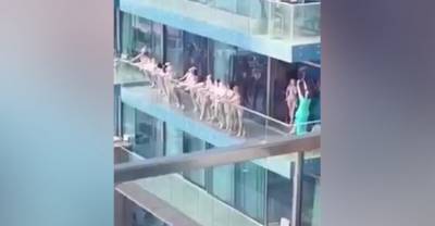 В Дубае толпа голых девушек вышла на балкон, вызвала возмущение и попала в полицию — видео