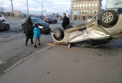 В Петербурге после ДТП легковушка перевернулась и вылетела на тротуар