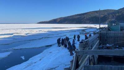 На Сахалине на отколовшемся льду оказались около 30 рыбаков