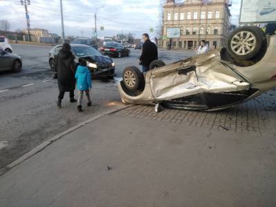 В Петроградском районе перевернулся автомобиль