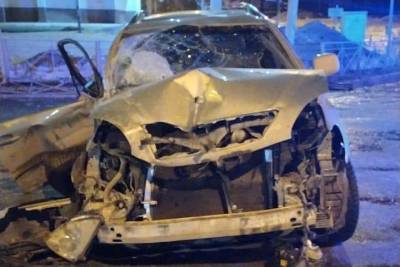 Пассажир Лексуса погиб после столкновения со световой опорой в Новосибирске