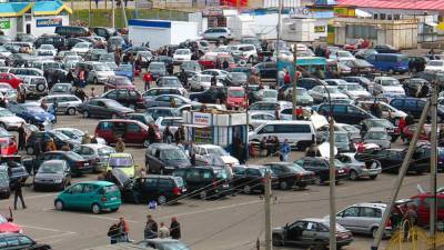 "Коммерсантъ" сообщил о снижении продаж легковых автомобилей в марте 2021 года