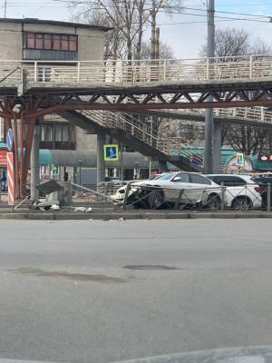 BMW снес светофор и застрял в заборе в Купчино