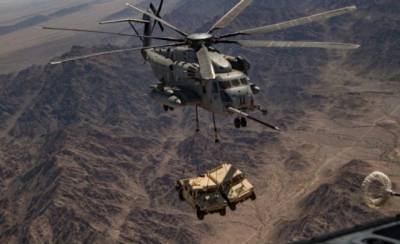 Американские морпехи показали невероятное видео подъема тяжелых грузов с помощью вертолета CH-53 (ВИДЕО)
