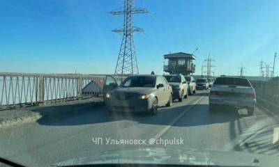 На Императорском мосту столкнулись три автомобиля. Образовалась пробка