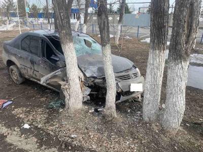 В Челябинске пьяный водитель без прав въехал в дерево. Пострадали три его пассажира