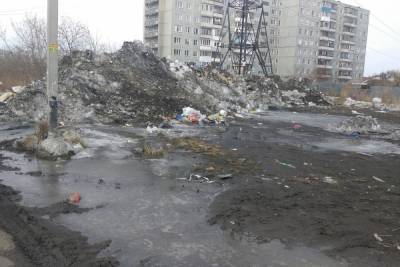 Жители Омска пожаловались на гору из мусора и снега на остановке Талалихина