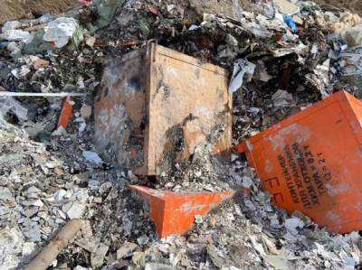 Контейнеры с маркировкой об опасном содержимом нашли на свалке в Красноярске (фото)
