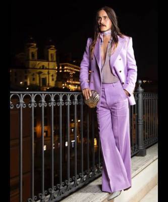 Джаред Лето в костюме Gucci оттенка пурпурной орхидеи и с клатчем-ракушкой