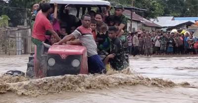 В Индонезии паводки и оползни унесли жизни более полсотни человек, десятки пропали без вести (5 фото)