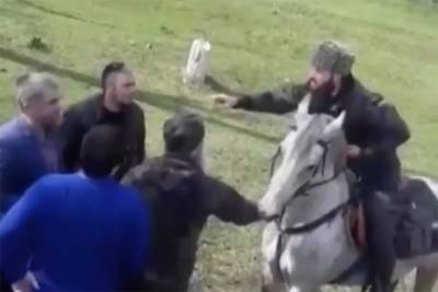 Полицейские остановили конный поход группы чеченцев на Дагестан