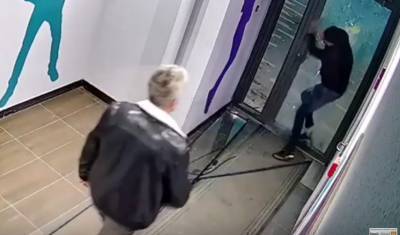 Тюменец с разбегу выбил стеклянную дверь подъезда в доме на Ставропольской (Видео)