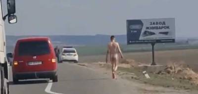 На трассе под Ровно голый мужчина бегал и бросался на авто