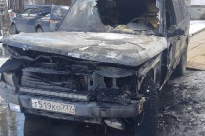 В Ярославле сожгли «Ленд Ровер» московских туристов