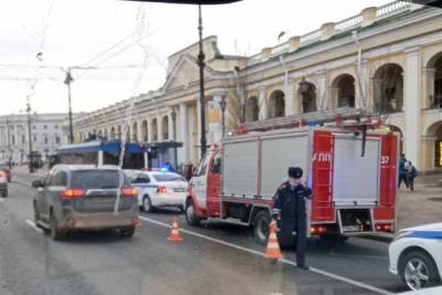 В центре Санкт-Петербурга автомобиль протаранил троллейбус