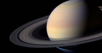 Кольцевая система Сатурна похожа на мини-солнечную систему, - ученые (видео)