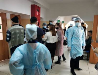 Казахстанцы стоят в очередях за вакциной «Спутник V»