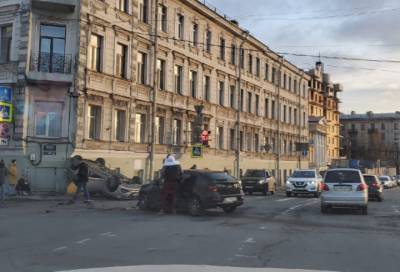 В Петроградском районе иномарка впечаталась в дом, есть пострадавшие