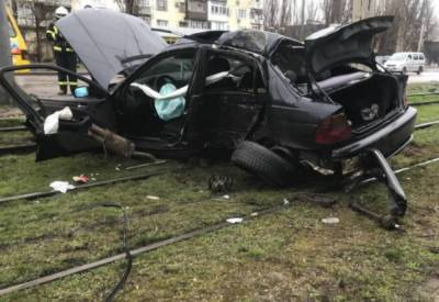 Лихач на BMW вылетел за проезжую часть на рельсы: кадры жуткого ДТП в Одессе