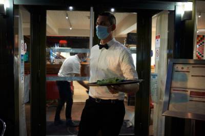 Тайные вечеринки в ресторанах: во Франции расследуют карантинные развлечения министров