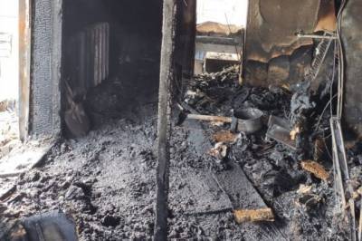 Семья из поселка Эльбана лишилась дома из-за ночного пожара