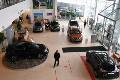 Минпромторг опроверг дефицит машин в российских автосалонах