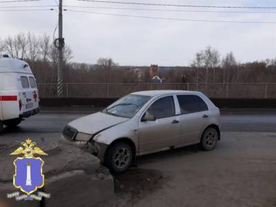 На улице Минаева иномарка влетела в бордюр. Пострадал 21-летний пассажир