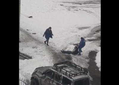 Фельдшеры скорой помощи в Нижнекамске волоком тащили пациента по грязи