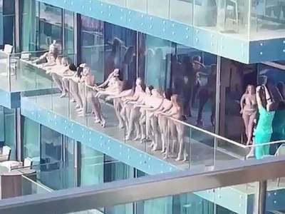 В Дубае из-за обнаженной фотосессии на балконе небоскреба арестовали 10 девушек