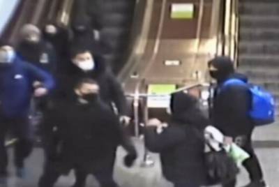 Находился в метро без маски: в Харькове хулиган бросился с кулаками на полицейского