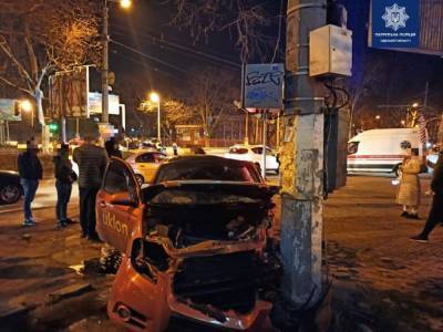 В Одессе такси влетело в столб: пострадавших госпитализировали (фото)