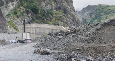 Скальный обвал перекрыл центральную автомагистраль на западе Грузии