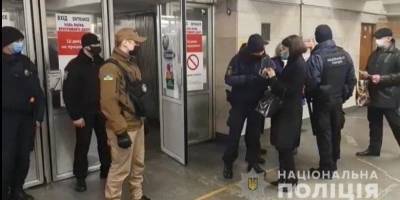 Патрулируют в парках и на остановках: полицейские Киева усилили контроль за соблюдением карантина