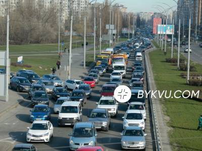 "Они про...бали пропуска – мы платим". Соцсети пишут, что в Киеве из-за ограничений на проезд в транспорте втрое выросли цены на такси