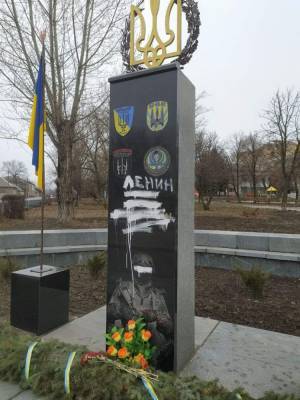 Полиция разыскивает правонарушителя, который разрисовал памятник Героям-добровольцам в Лисичанске