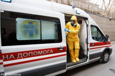 Коронавирусный Киев: возле больниц выстраиваются длинные очереди из «скорых». ФОТО