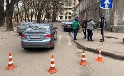 Пешеходов сбили на "зебре" в центре Одессы, водитель дал по газам: кадры с места ЧП