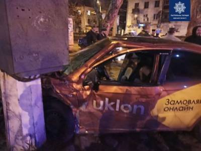 Такси Uklon после столкновения отбросило в столб: авария с пострадавшими в Одессе – фото