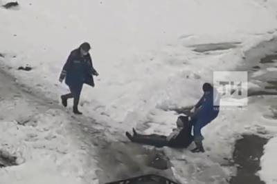 В Татарстане фельдшеры «скорой» протащили мужчину по снегу