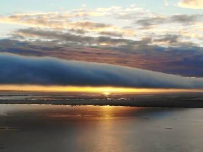 Видео: на Финском заливе запечатлели уникальное огромное облако-трубу