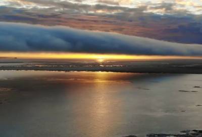 Петербургский фотограф заснял огромное облако на берегу Финского залива