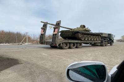 Под Новосибирском музейный танк повредил фургон грузового авто