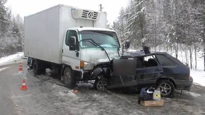 На Урале из-за скользкой дороги легковушка влетела в грузовик. Погибли три человека