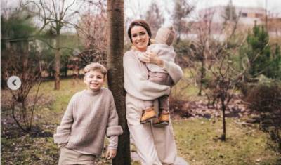 Ирена Понарошку кнутом и пряником держит 10-летнего сына на диете