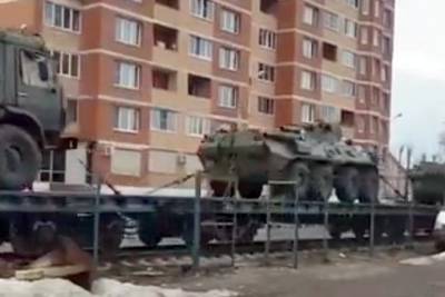 Россия перебросила бронетехнику к границе Украины, видео