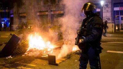 Протестная Пасха: праздничные выходные в Европе омрачились дымовыми шашками
